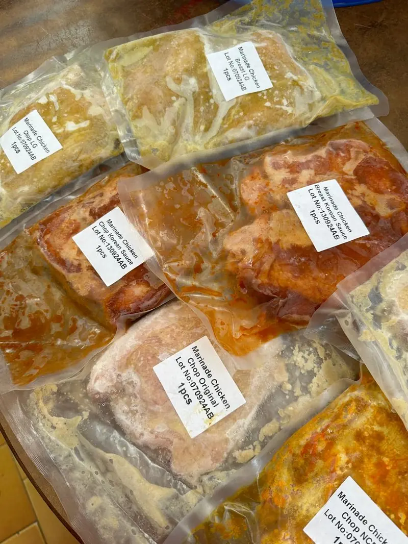已包装的定制腌制鸡肉产品（实拍）